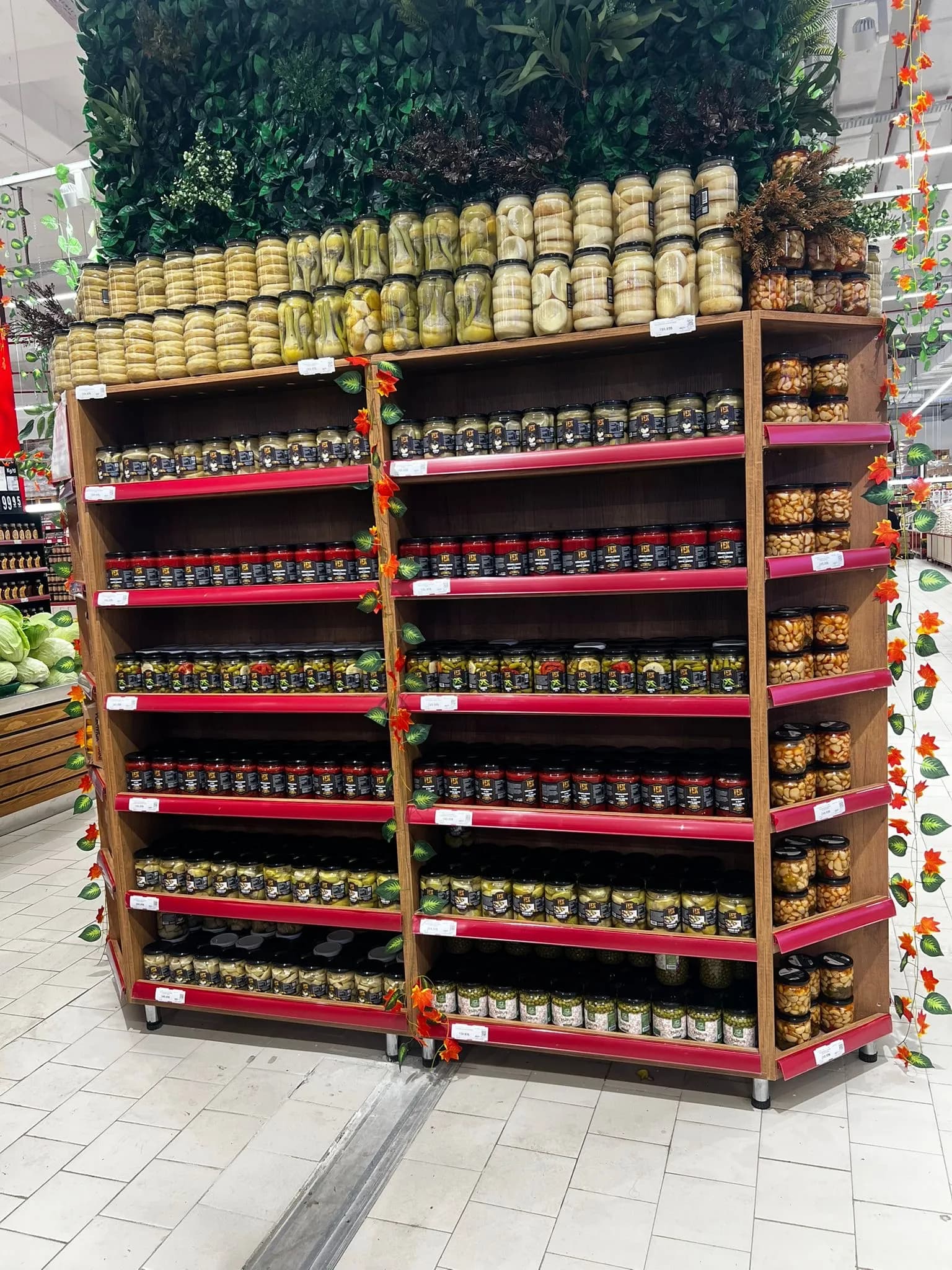 Tek Lezzet ürünlerinin market standı üzerinde sergilenmesi